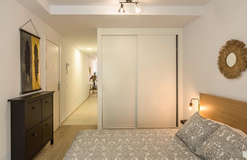 Las Palmas de Gran Canaria Apartment | Holiday Apartment "VCV Montevideo" Centrally Located in Las Palmas de Gran Canaria with Wi-Fi