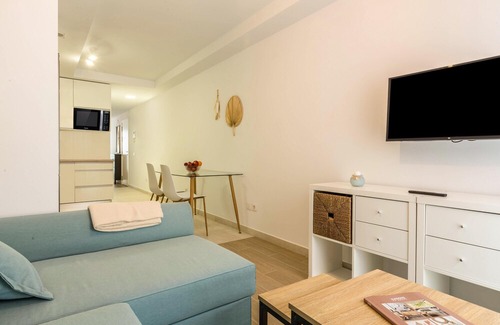 Las Palmas de Gran Canaria Apartment | Holiday Apartment "VCV Montevideo" Centrally Located in Las Palmas de Gran Canaria with Wi-Fi