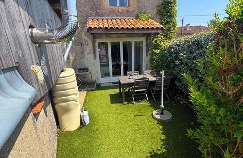 La Peruse House | Holiday home with use of garden and swimming pool