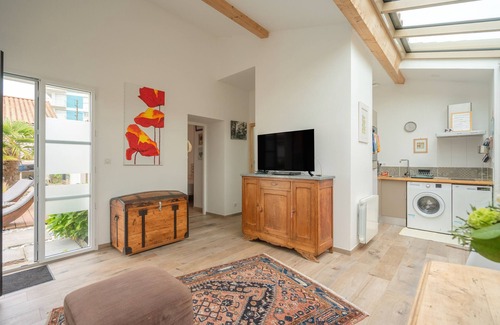 Saint-Georges-de-Didonne House | Holiday Home 'De La Crete' with Sea View, Shared Pool and Wi-Fi