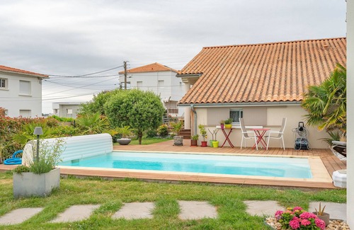 Saint-Georges-de-Didonne House | Holiday Home 'De La Crete' with Sea View, Shared Pool and Wi-Fi