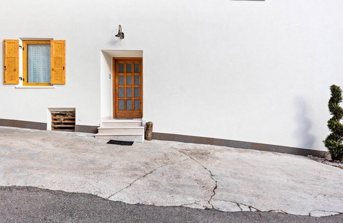 Brez House | Holiday Accommodation "Appartamento Pisani" with Balcony and Wi-Fi