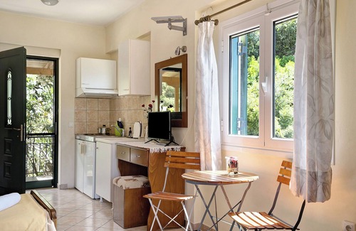 Mikros Gialos Apartment | Holiday Accommodation "Vardia Studio B" with Sea View, Balcony and Wi-Fi