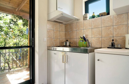 Mikros Gialos Apartment | Holiday Accommodation "Vardia Studio B" with Sea View, Balcony and Wi-Fi