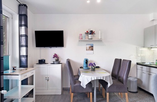 Dorumer Neufeld Apartment | Holiday Apartment 12 in Haus Borkum with Private Terrace and Wi-Fi