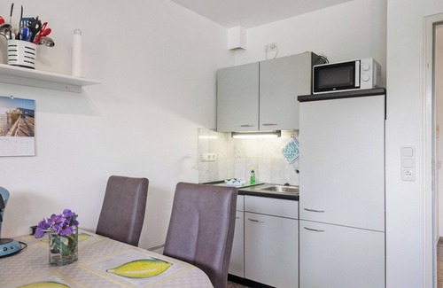 Dorumer Neufeld Apartment | Holiday Apartment 12 in Haus Borkum with Private Terrace and Wi-Fi