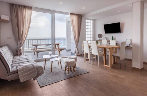 Puerto de la Cruz Apartment | Holiday Apartment “Casa Punta Brava” with Sea View, Mountain View, Wi-Fi, A/C & Terrace; Parking Available