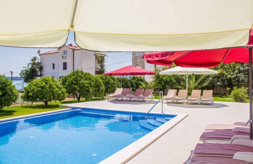 Seget Donji Apartment | Holiday apartment with pool and 80 m to the beach