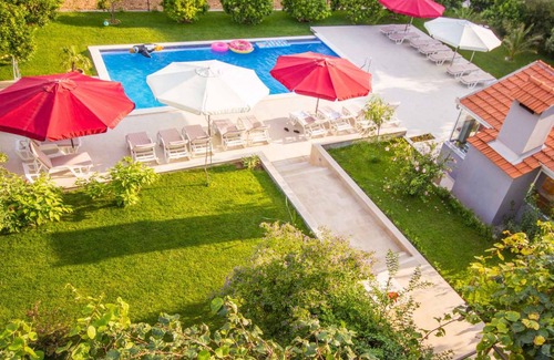 Seget Donji Apartment | Holiday apartment with pool and 80 m to the beach