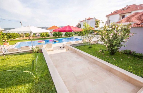 Seget Donji Apartment | Holiday apartment with pool and 80 m to the beach