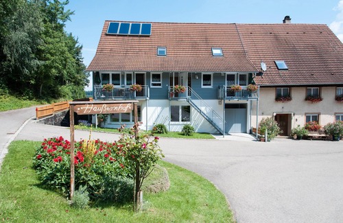 Owingen Apartment | Holiday Apartment '3' with Mountain View, Shared Garden and Wi-Fi