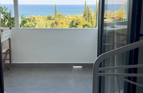 Kompi Apartment | Holiday apartment above the beautiful Peroulia beach, wifi | Messenia, Peloponne