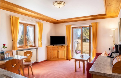 Kruen Apartment | Holiday Apartment 'Alpenblick Tilly - Barmsee' with Mountain View, Private Terrace and Wi-Fi