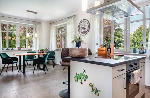 Boesel Apartment | Holiday Apartment 'Am Kronsberg' with Shared Garden, Wi-Fi and Air Conditioning
