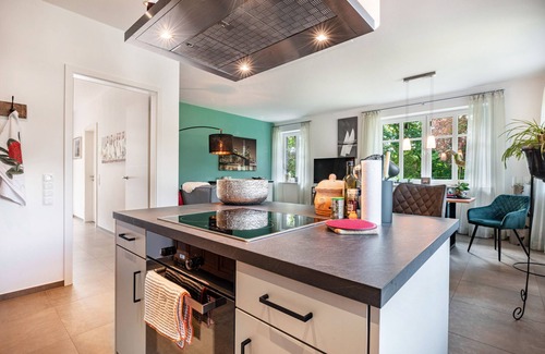 Boesel Apartment | Holiday Apartment 'Am Kronsberg' with Shared Garden, Wi-Fi and Air Conditioning