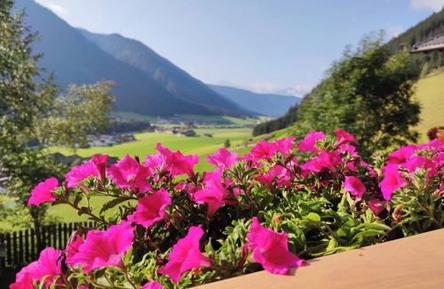 Valle di Casies Apartment | Holiday Apartment 'Ausserharmerhof Himmelreich' with Mountain View, Shared Garden and Wi-Fi