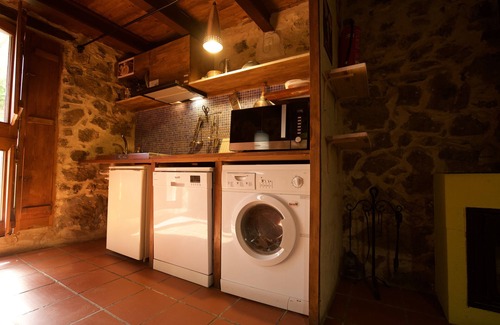 La Cuevarruz Apartment | Holiday Apartment "Casa de los Sueños - Dimoni" with Shared Terrace & Wi-Fi