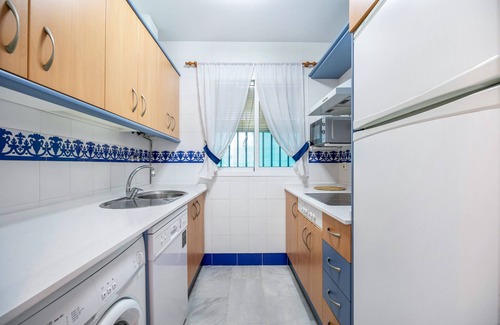 Poblado Sancti Petri Apartment | Holiday Apartment "Casa Amparo Sancti Petri" with Shared Pool, Private Terrace & Wi-Fi