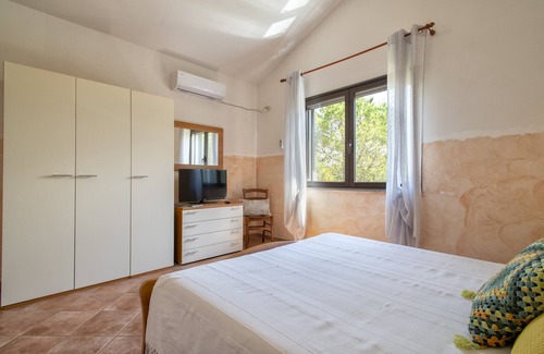 Santa Maria La Palma Other | Holiday Apartment 'Casa Vacanza Baratz 3' with Mountain View, Shared Garden & Wi-Fi