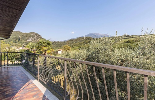 Arco Apartment | Holiday Apartment 'Casa Zanoni' with Lake View, Shared Garden, Balcony & Wi-Fi
