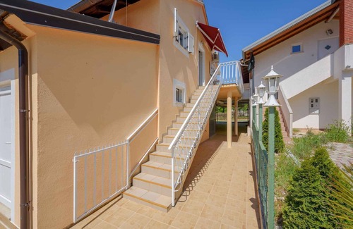 Katoro Apartment | Holiday apartment Close to the sea, cafes and restaurants