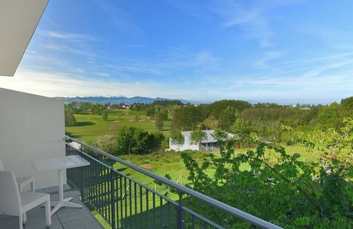 Enzisweiler Apartment | Holiday Apartment 'Dinkelbach Feriendomicil 2 A Easy Living' with Lake View and Elevator