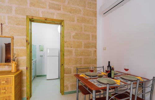 Ugento Apartment | Holiday Apartment "Domus Mea Salento Arazzo Giallo" with Shared Pool, Shared Terrace & Wi-Fi