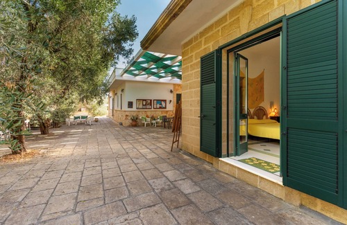 Ugento Apartment | Holiday Apartment "Domus Mea Salento Arazzo Giallo" with Shared Pool, Shared Terrace & Wi-Fi