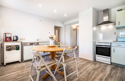 Blankensee Apartment | Holiday Apartment "Eichenhof" with Shared Terrace, Private Garden and Wi-Fi