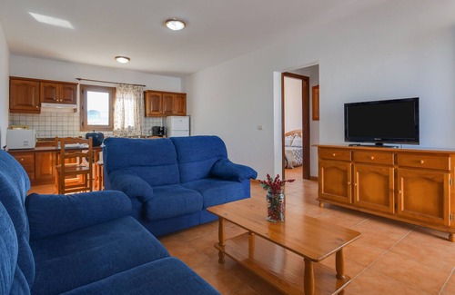 Caleta de Sebo Apartment | Holiday Apartment "Flor Cinco" with Mountain or Sea View, Wi-Fi & Terrace