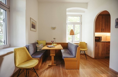 Lagundo Apartment | Holiday Apartment 'Freienfeldhof Golden' with Mountain View, Shared Garden and Wi-Fi