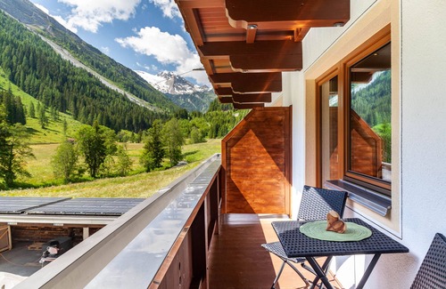 Madseit Apartment | Holiday Apartment 'Haus Marchegg - Bergkristall' with Mountain View, Balcony and Wi-Fi