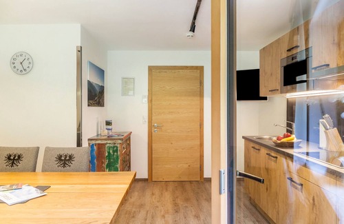 Madseit Apartment | Holiday Apartment 'Haus Marchegg - Glacier' with Mountain View, Balcony and Wi-Fi
