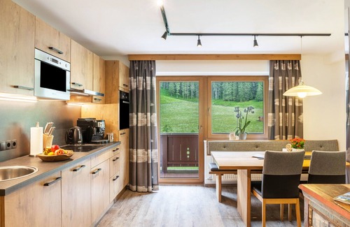 Madseit Apartment | Holiday Apartment 'Haus Marchegg - Glacier' with Mountain View, Balcony and Wi-Fi