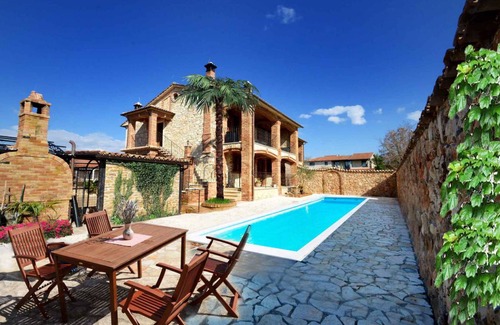 Nova Vas Apartment | Holiday apartment with pool and Tuscan style