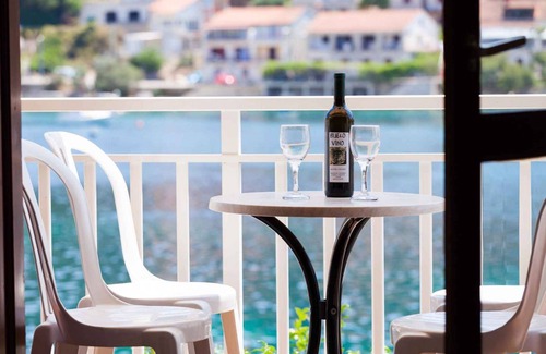 Smokvica Apartment | Holiday apartment with sea view and balcony only 50 m from the beach