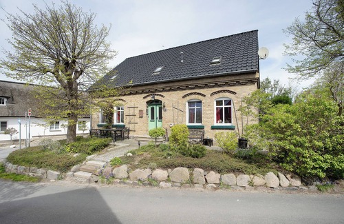 Schaprode Apartment | Holiday Apartment 'Kapitänsferienhaus Admiralität' with Shared Terrace & Wi-Fi