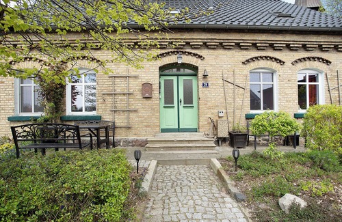 Schaprode Apartment | Holiday Apartment 'Kapitänsferienhaus Admiralität' with Shared Terrace & Wi-Fi