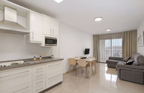 El Medano Apartment | Holiday Apartment 'La Perla D22 By Médano Rentals' with Shared Pool, Balcony and Wi-Fi