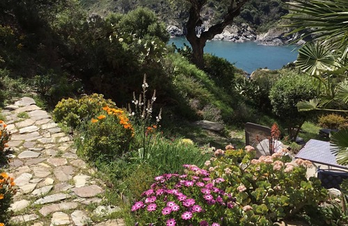 Cerbere Apartment | Holiday Apartment "La Nicrom" with Sea View, Shared Pool & Wi-Fi