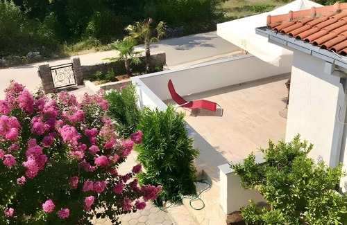 Klimno Apartment | Holiday apartment on the ground floor, air-conditioned, with a large beautiful terrace and sea views