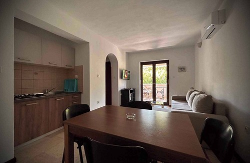 Klimno Apartment | Holiday apartment on the ground floor, with a terrace in Mediterranean greenery and air-conditioned
