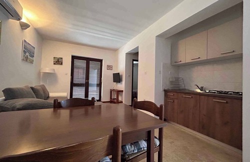 Klimno Apartment | Holiday apartment on the ground floor, with a terrace in Mediterranean greenery and air-conditioned