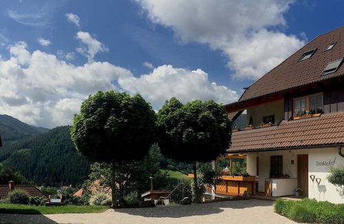 Haslachsimonswald Apartment | Holiday Apartment 'Sternenblick, 61 sqm' with Shared Terrace, Shared Garden and Wi-Fi