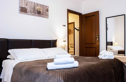 Pisa Apartment | Holiday Apartment "Tosca 2" with 2 Private Terraces & A/C