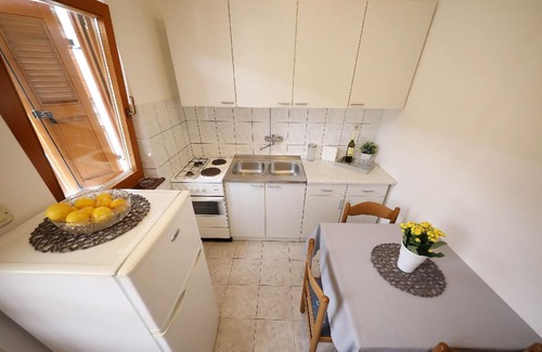 Komoseva Apartment | Holiday apartment Veli Iz for 1 - 3 persons with 1 bedroom - Twin house