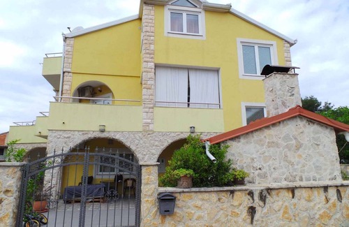 Sibenik Apartment | Holiday apartment with balcony and air conditioning