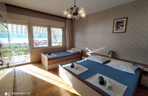Vinisce Apartment | Holiday apartment with sea view 60 m from the beach