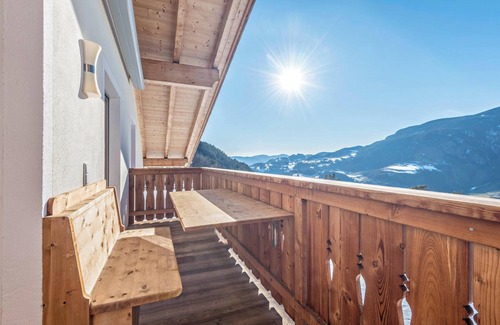Albions Apartment | Holiday Apartment “Wasserfall” near Seiser Alm with Mountain View & Balcony