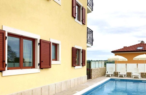 Savudrija Apartment | Holiday apartment with terrace and swimming pool